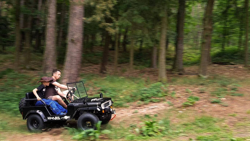 Geländefahrt im Wald mit Kinderjeep