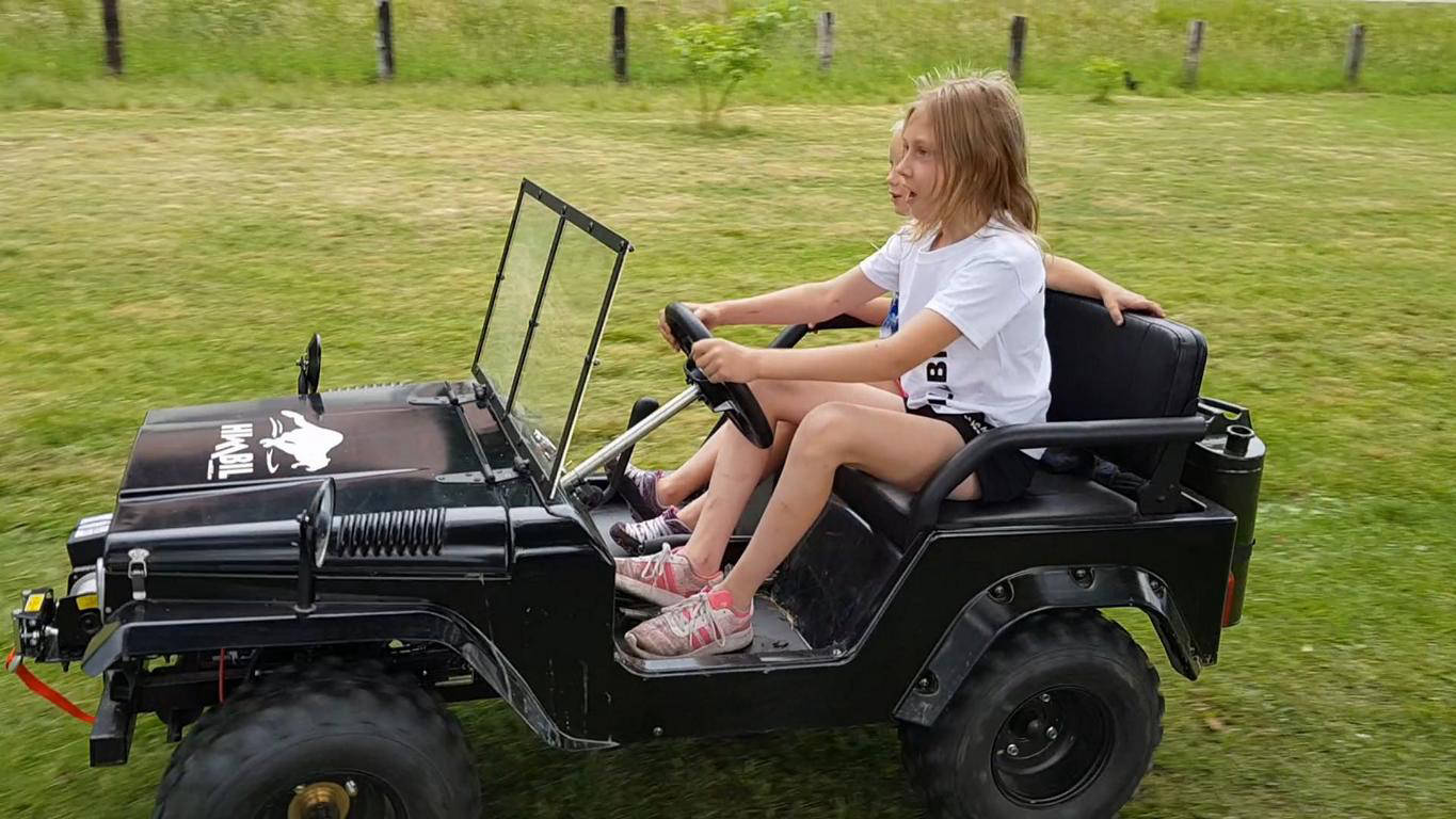 Auch den Mädchen macht Autofahren riesig Spaß!